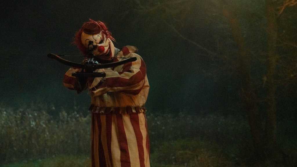 Clown in a Cornfield Review: A Bloody Satire on Tradition vs.&nbsp;Youth