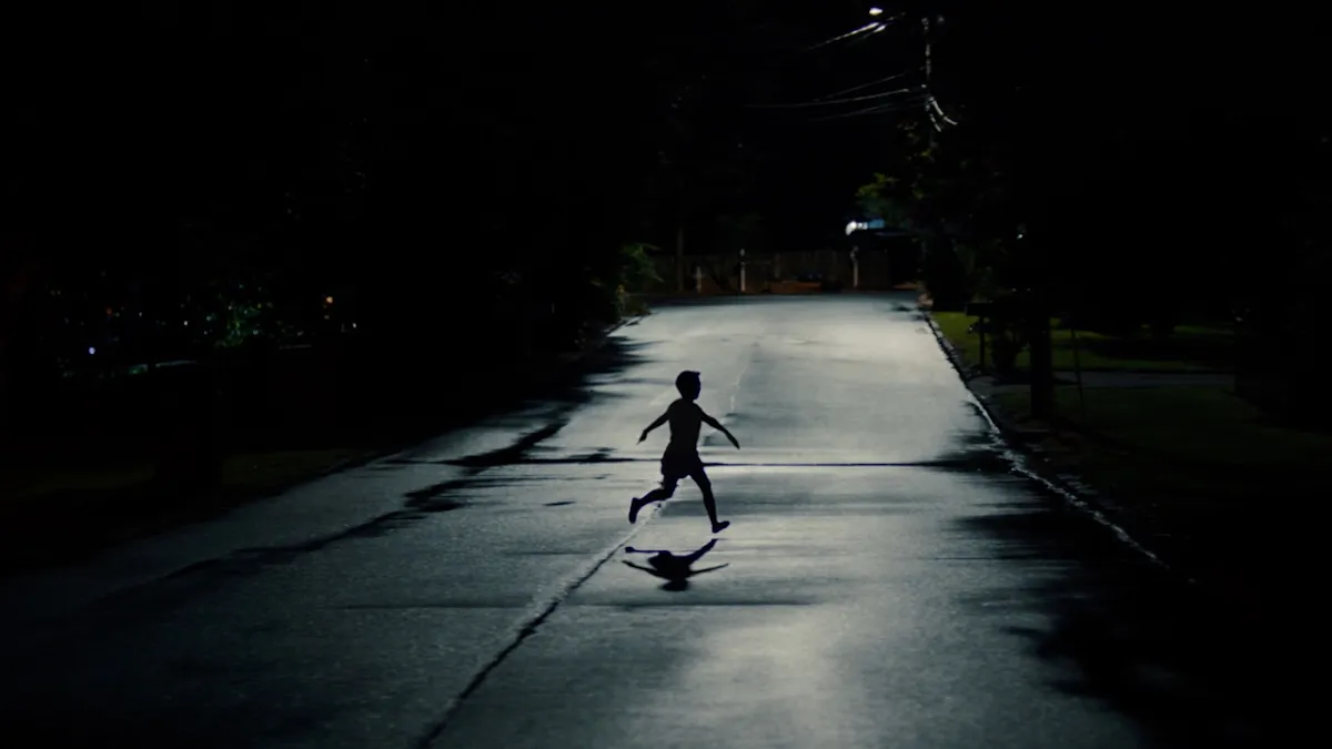 Weapons Review – Zach Cregger’s Twisting, Tonal Horror Pays Off