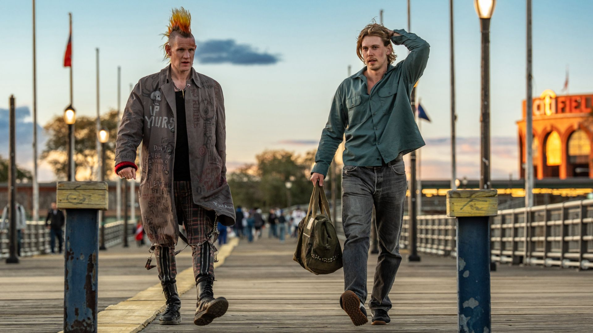 Caught Stealing Review: Darren Aronofsky’s 90s New York Caper of Violence, Trauma, and Survival